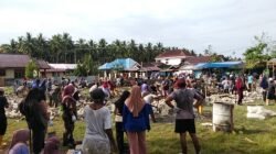 Anggota Koramil 1505-04/Oba Gotong Royong Bersama Warga Bangun Masjid