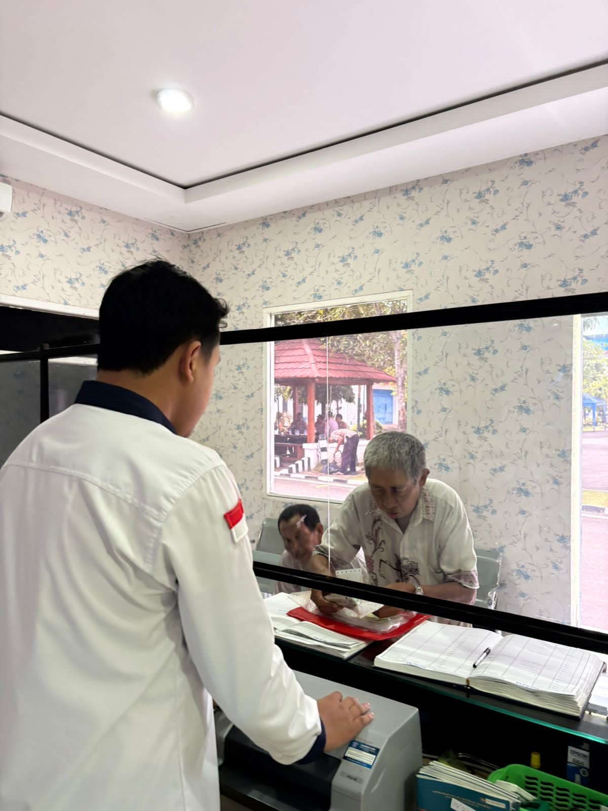 Mengikis Jarak Psikologis Polisi dan Warga