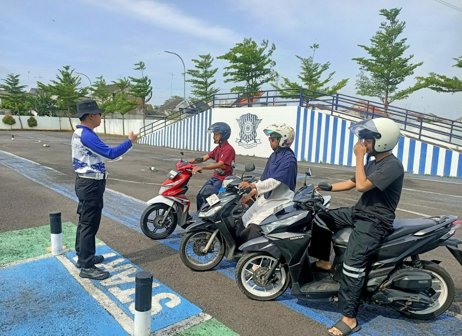 Satlantas Tuban Dorong Pelayanan Publik yang Ramah dan Membumi Satlantas Tuban Dorong Pelayanan Publik yang Ramah dan Membumi