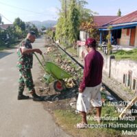 Babinsa Koramil 1505-03/Maba Bantu Warga Perbaiki Saluran Air