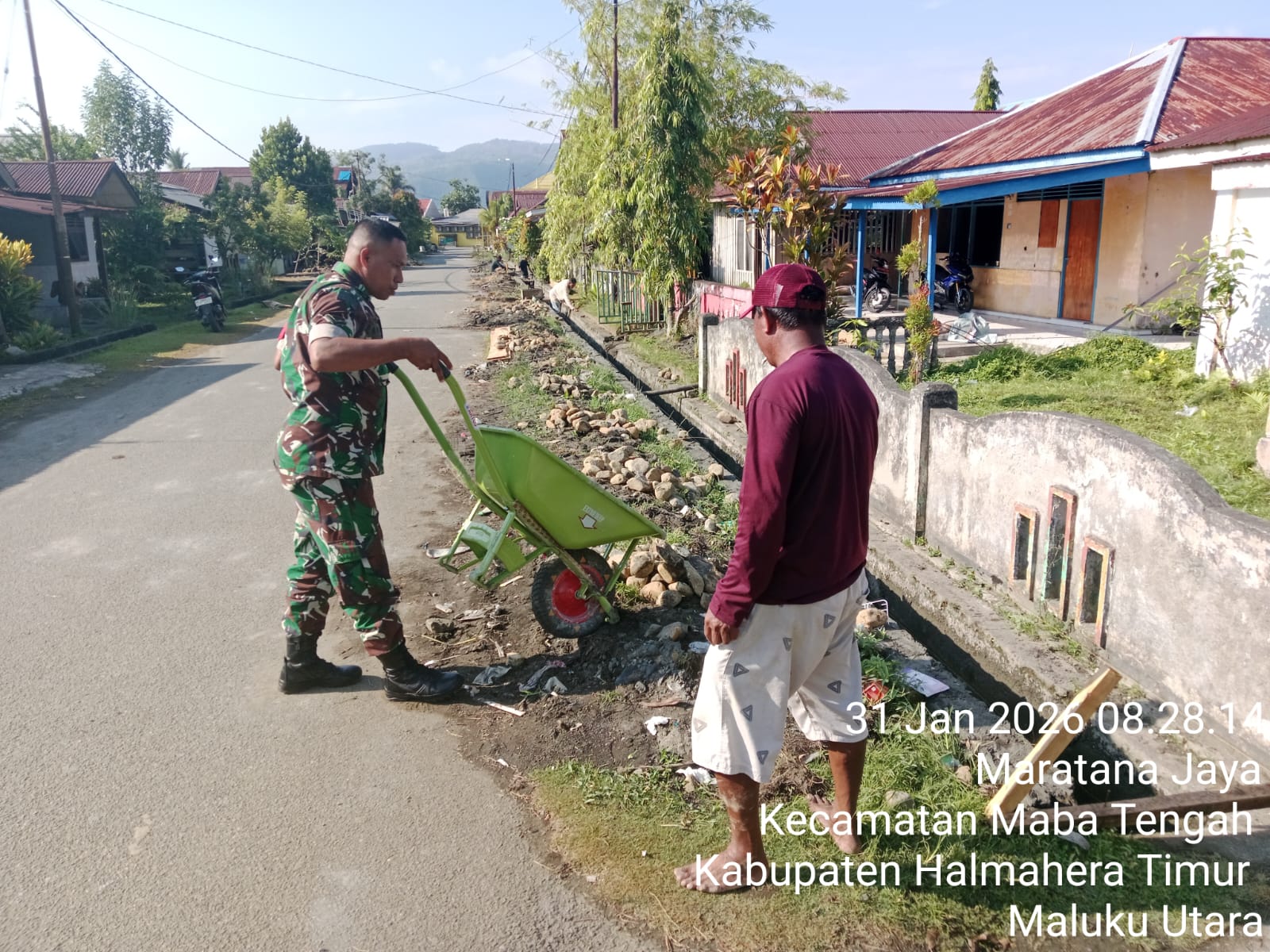 Babinsa Koramil 1505-03/Maba Bantu Warga Perbaiki Saluran Air Babinsa Koramil 1505-03/Maba Bantu Warga Perbaiki Saluran Air