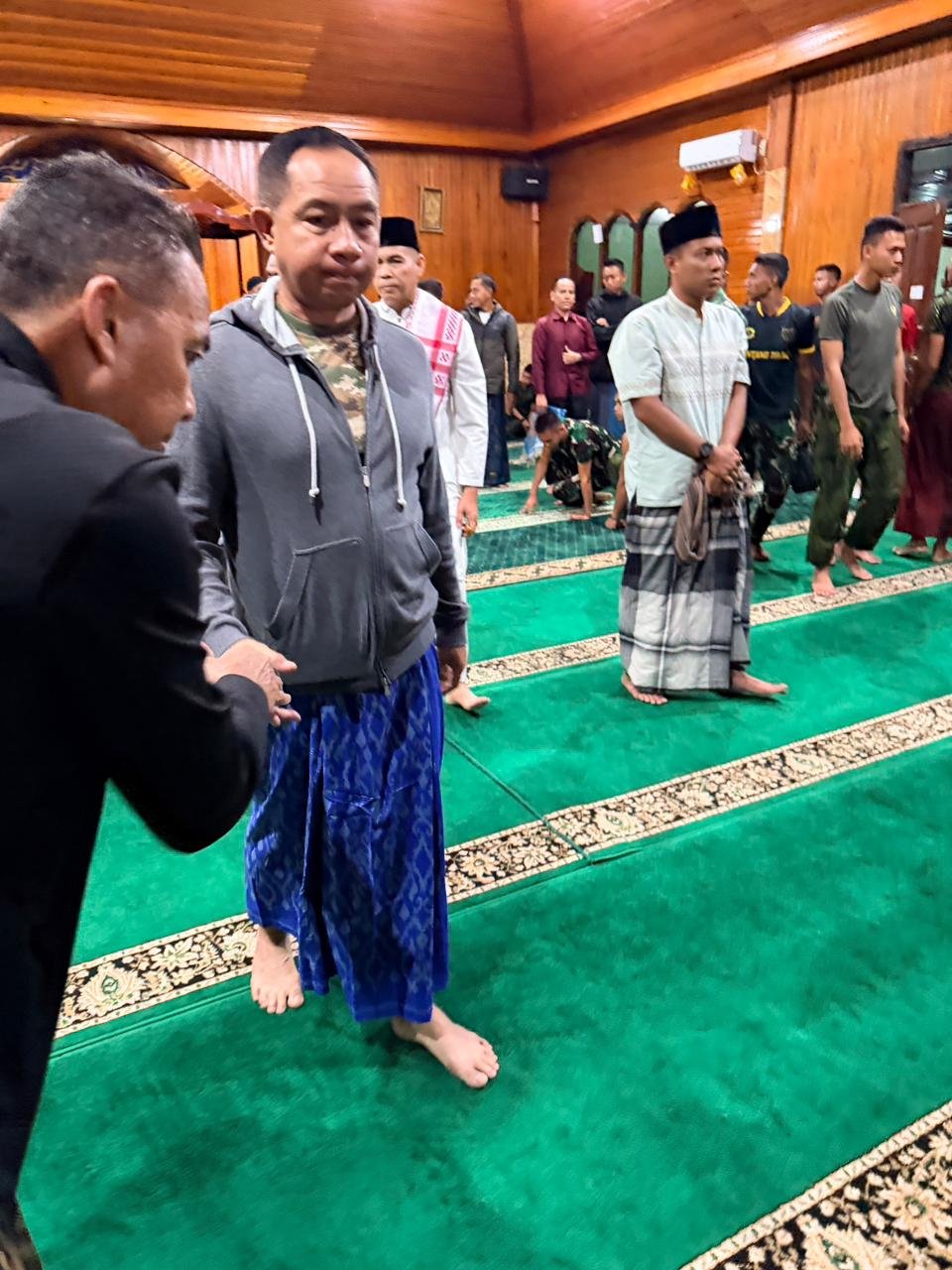 Panglima TNI Sholat Subuh Berjamaah Bersama Prajurit Satgas Pamtas RI-PNG Mobil Panglima TNI Sholat Subuh Berjamaah Bersama Prajurit Satgas Pamtas RI-PNG Mobil