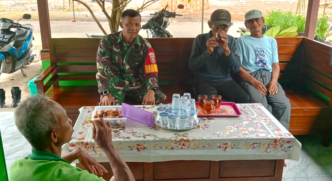 Babinsa Jalin Silaturahmi dengan Warga Melalui Komsos Babinsa Jalin Silaturahmi dengan Warga Melalui Komsos