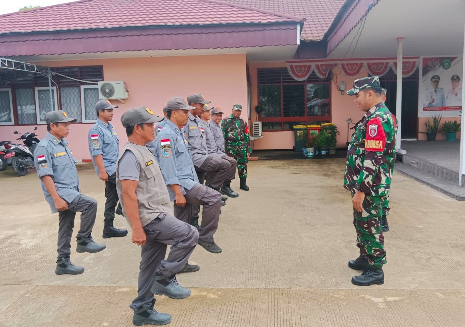Babinsa Berikan Pelatihan PBB Sebagai Upaya Pembinaan Kedisiplinan Anggota Linmas Babinsa Berikan Pelatihan PBB Sebagai Upaya Pembinaan Kedisiplinan Anggota Linmas