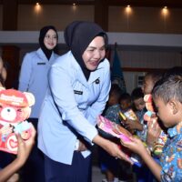 Momen Haru, Dankodaeral X Makan Satu Piring Berdua Dengan Siswa TK Hangtuah Jayapura