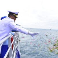 Kodaeral X TNI AL Gelar Upacara Tabur Bunga di Laut Dalam Rangka Hari Dharma Samudera 2026