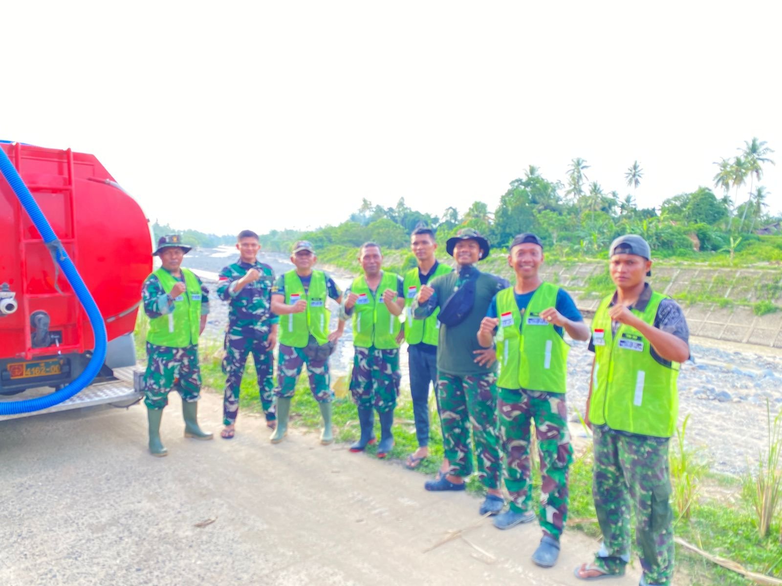 Prajurit TNI Salurkan Bantuan Air Bersih kepada Warga Terdampak Banjir di Kota Padang