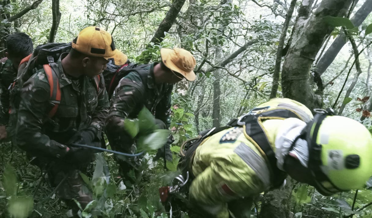 Prajurit TNI Temukan Enam Korban Kecelakaan Pesawat ATR 42-500 Prajurit TNI Temukan Enam Korban Kecelakaan Pesawat ATR 42-500