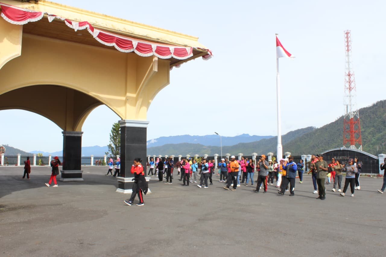 Menghadiri Senam Jumat Sehat Kolaborasi Bersama Pemda Kabupaten Puncak Jaya