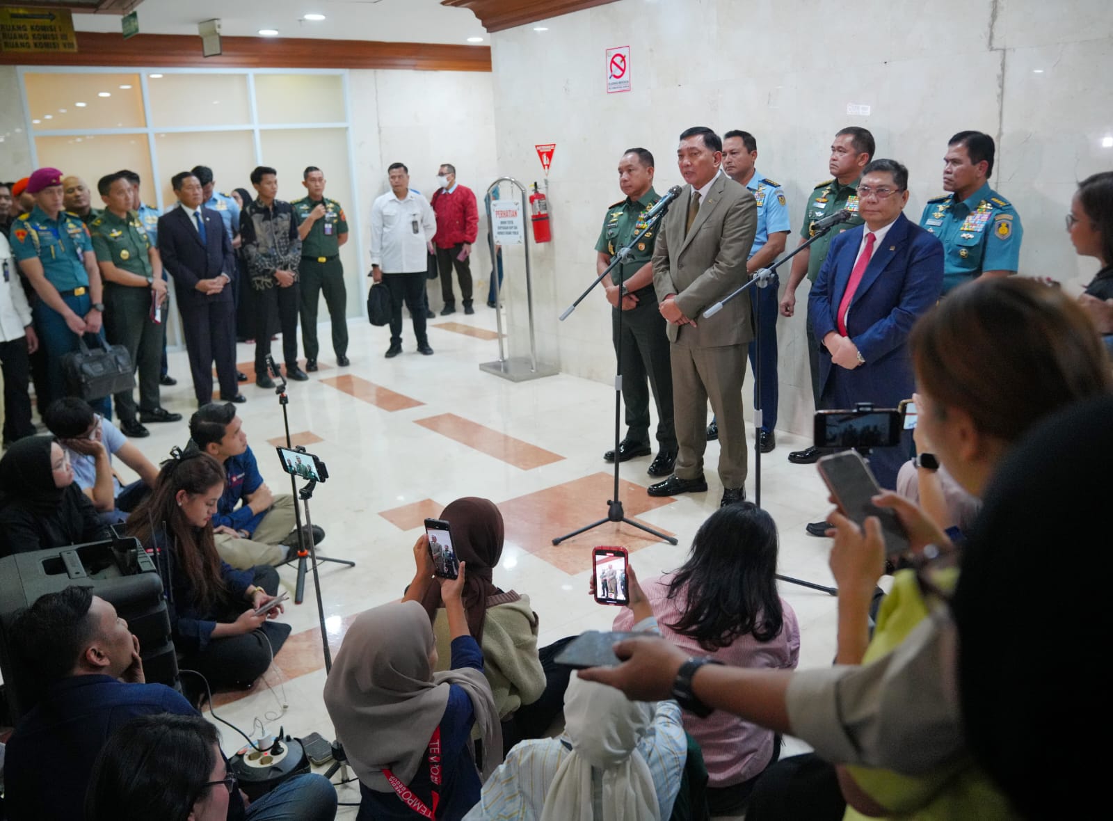 Panglima TNI Dampingi Menhan RI Rapat Kerja dengan Komisi I DPR RI