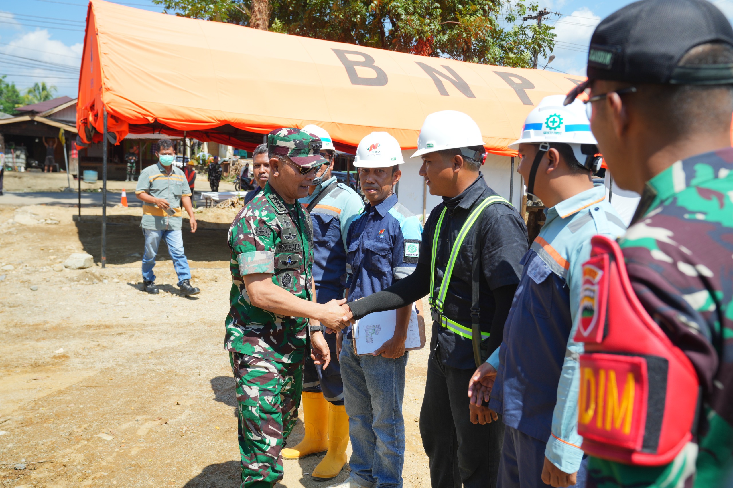 Kasum TNI Tinjau Pembangunan Huntara-Huntap di Tapanuli Selatan Kasum TNI Tinjau Pembangunan Huntara-Huntap di Tapanuli Selatan