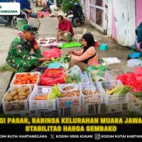Kunjungi Pasar, Babinsa Kelurahan Muara Jawa Pantau Stabilitas Harga Sembako