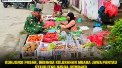 Kunjungi Pasar, Babinsa Kelurahan Muara Jawa Pantau Stabilitas Harga Sembako