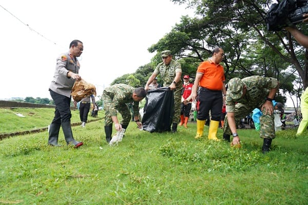Jaga Jakarta Bersih, Pangdam Jaya Bersama Forkopimda Pimpin Kerja Bakti Serentak di Seluruh Wilayah Kodam Jaya Jaga Jakarta Bersih, Pangdam Jaya Bersama Forkopimda Pimpin Kerja Bakti Serentak di Seluruh Wilayah Kodam Jaya