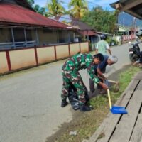 Babinsa Koramil 1505-03/Maba Ajak Warga Bersihkan Lingkungan Menjelang Ramadhan