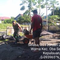 Babinsa Kodim 1505/Tidore Bantu Warga Binaan Pindahkan Tumpukan Pasir