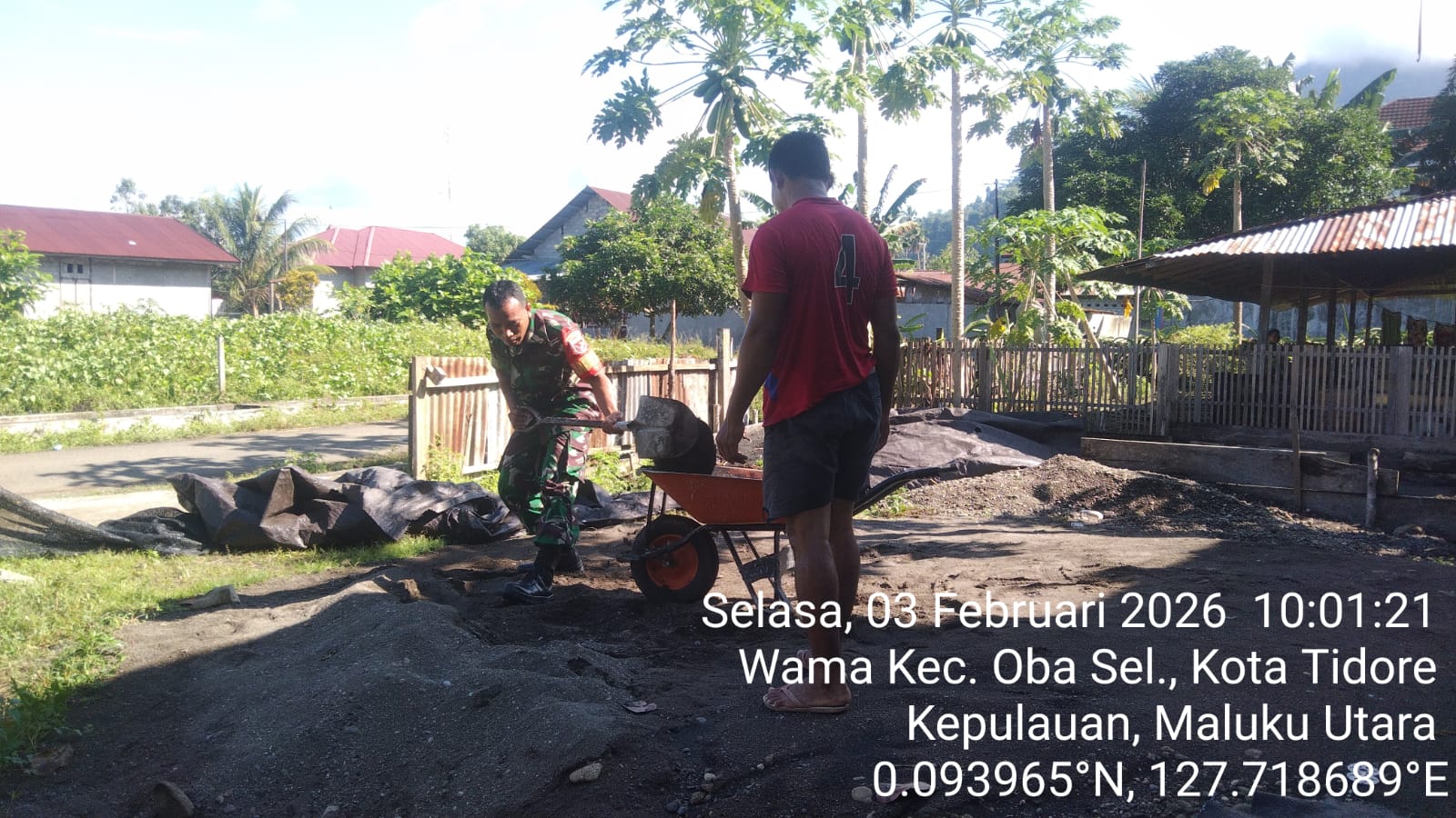 Babinsa Kodim 1505/Tidore Bantu Warga Binaan Pindahkan Tumpukan Pasir