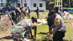 Perkokoh Kemanunggalan, Babinsa Koramil Kokonao Bersama Warga Binaan Gotong Royong Cor Jalan Gereja