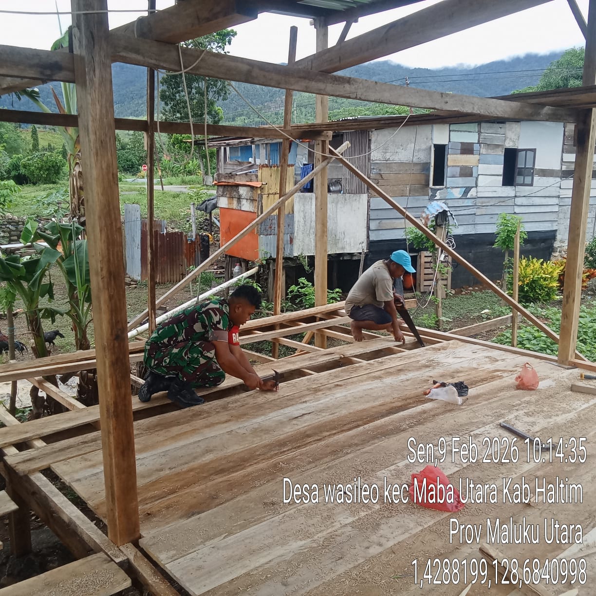 TNI Selalu di Hati Rakyat, Babinsa Koramil 1505-03/Maba Bantu Pembangunan Rumah Warga