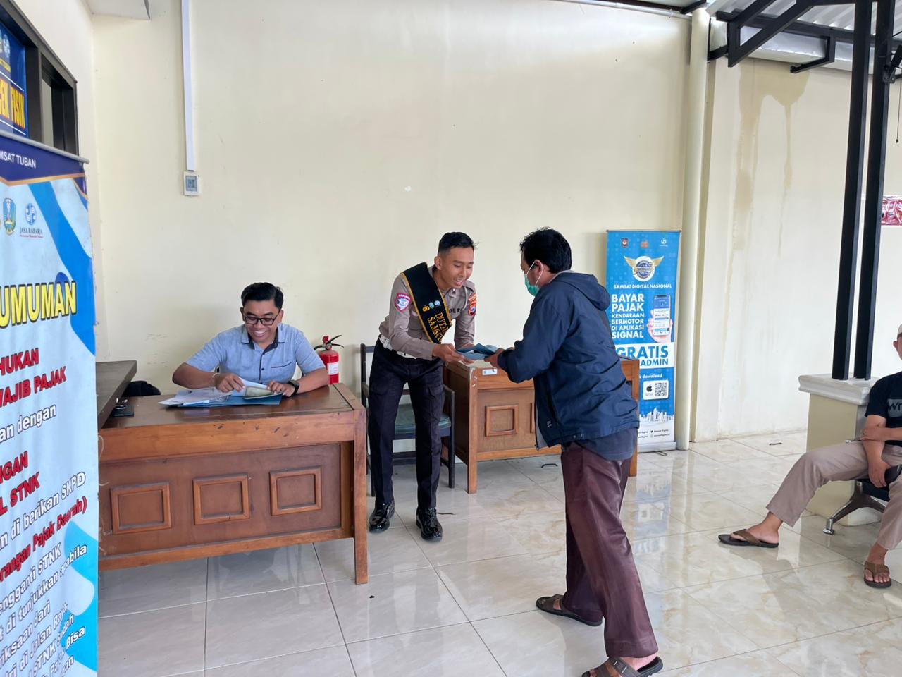 Polres Tuban Dorong Kesadaran Berlalu Lintas Melalui Polantas Menyapa