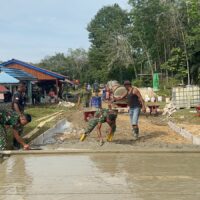 Panas Terik Matahari Tak Surutkan Semangat Anggota Satgas TMMD Wiltas Ke-127 dan Warga di Kampung Linggang Amer