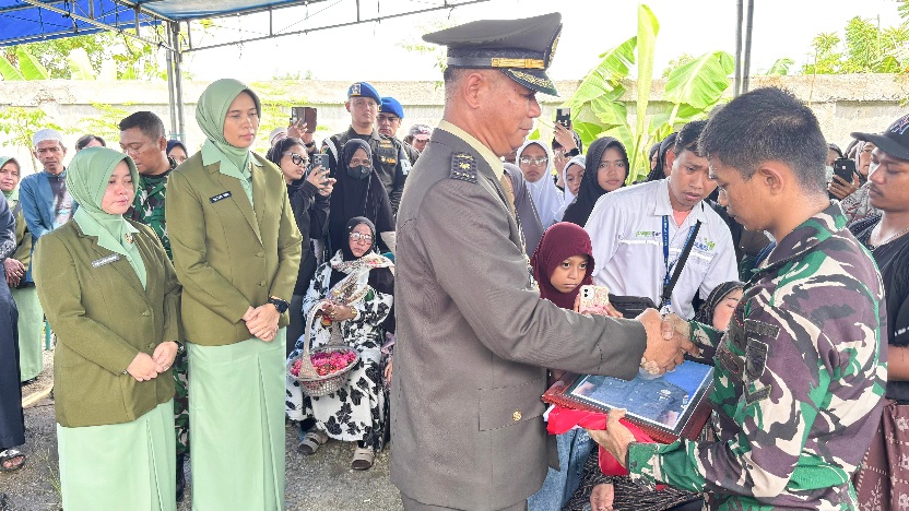 Upacara Militer Iringi Pemakaman Sertu Arifin Cepa yang Gugur dalam Tugas