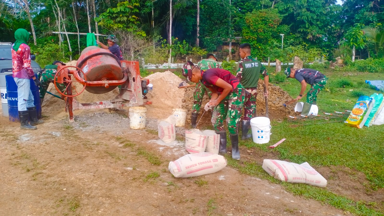 Semangat Gotong Royong Warnai Pengerjaan Semenisasi Jalan di Kampung Linggang Amer