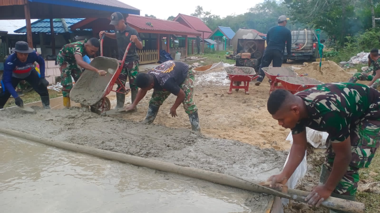 Semangat Gotong Royong Warnai Pengerjaan Semenisasi Jalan di Kampung Linggang Amer
