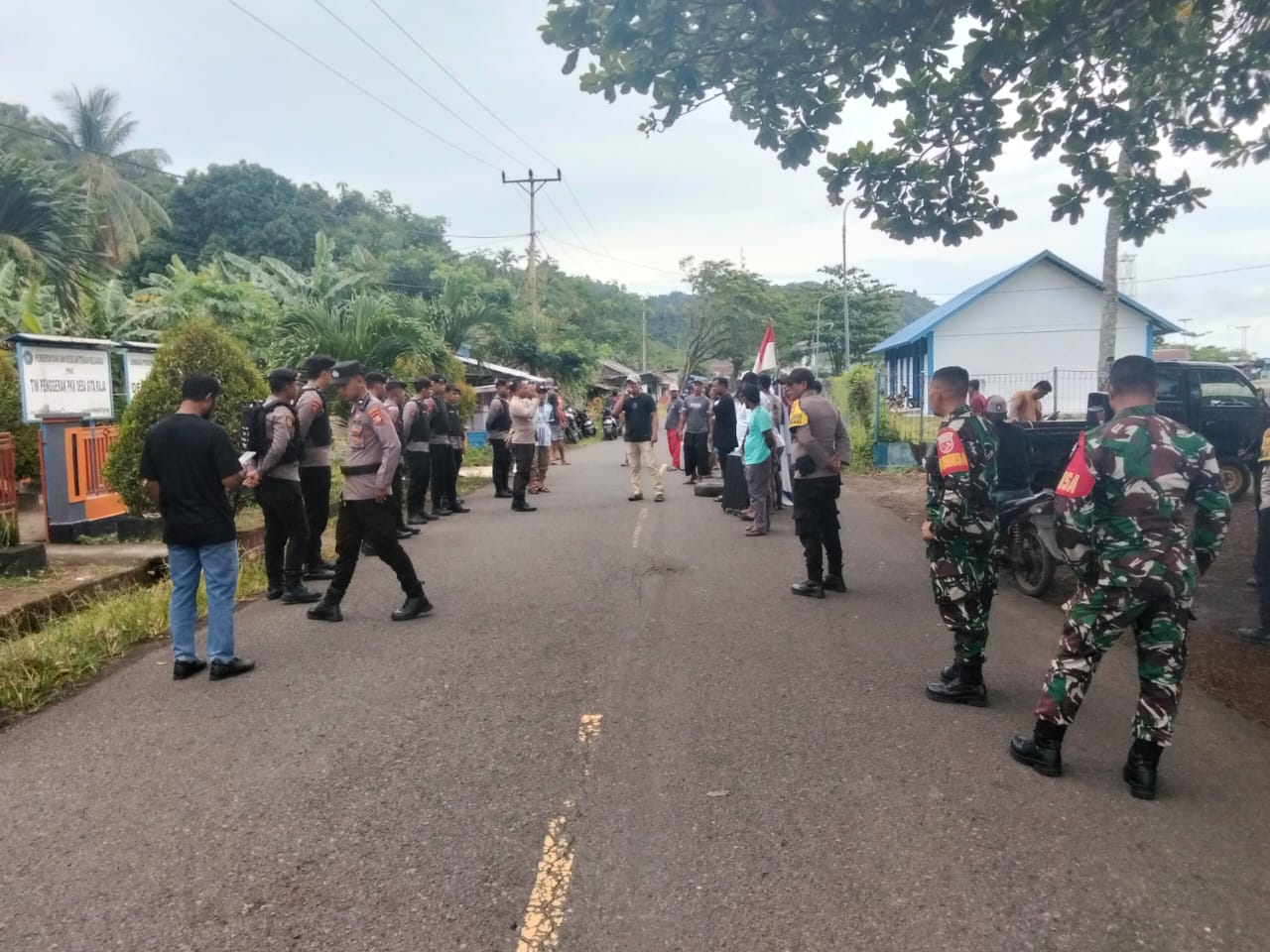 Personel Koramil 1505-04/Oba dan Polsek Oba Amankan Aksi Demo Warga