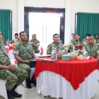 Wakil Panglima TNI Dampingi Menhan RI Kunjungi Yonif TP 852/ABY