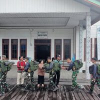 Warga Tering Lama dan Tering Lama Ulu Sambut Kedatangan Anggota Satgas TMMD Wiltas Ke-127