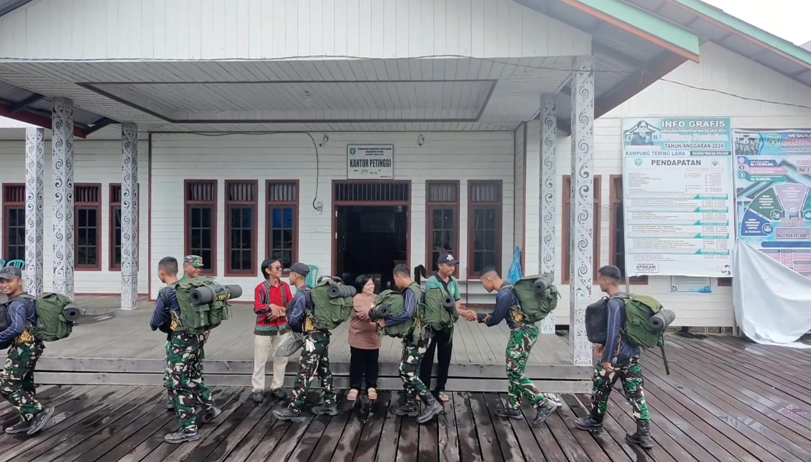 Warga Tering Lama dan Tering Lama Ulu Sambut Kedatangan Anggota Satgas TMMD Wiltas Ke-127 Warga Tering Lama dan Tering Lama Ulu Sambut Kedatangan Anggota Satgas TMMD Wiltas Ke-127