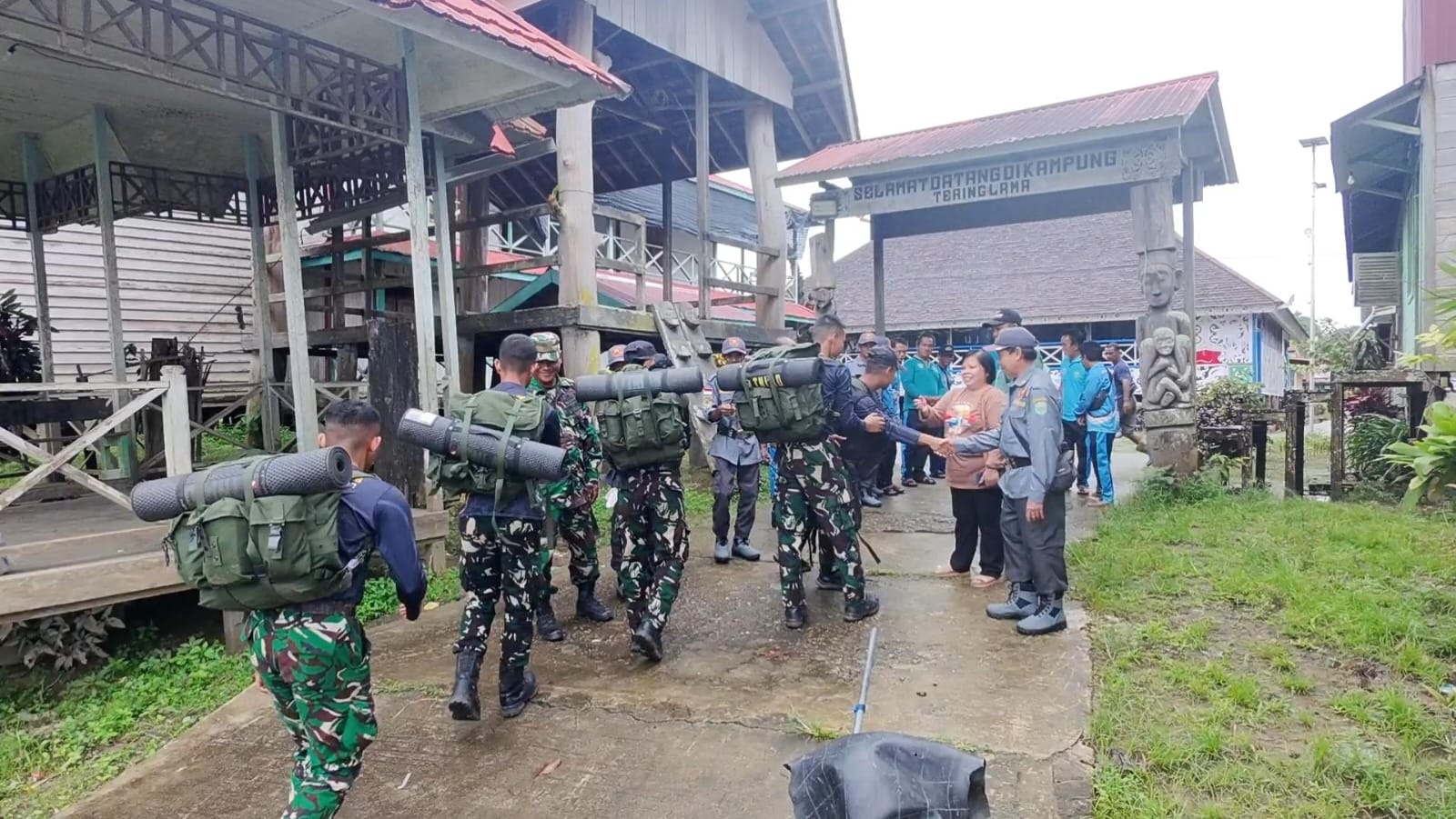 Warga Tering Lama dan Tering Lama Ulu Sambut Kedatangan Anggota Satgas TMMD Wiltas Ke-127 Warga Tering Lama dan Tering Lama Ulu Sambut Kedatangan Anggota Satgas TMMD Wiltas Ke-127