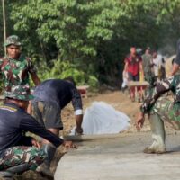 Dan SSK Kapten Inf Firdaus Turun Langsung Bantu Semenisasi Jalan di Kampung Linggang Amer