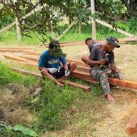 Langkah Awal Pembangunan MCK, Satgas TMMD Ke-127 Mulai Siapkan Rangka Kayu