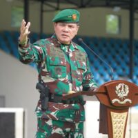 Upacara 17-an Februari 2026, Gubernur Akmil Bacakan Amanat Kasad dan Berikan Penghargaan Prajurit Berprestasi