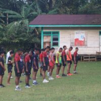 Meski Berpuasa, Anggota Satgas TMMD Wiltas Ke-127 Tetap Semangat Laksanakan Senam Pagi