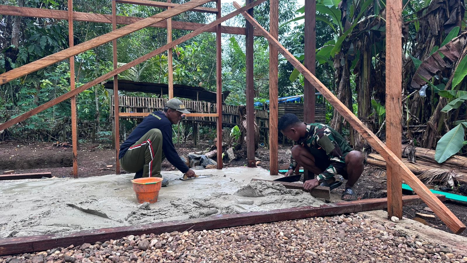 RTLH Masuk Tahap Pengecoran Lantai, Satgas TMMD Ke-127 Kebutan Pekerjaan RTLH Masuk Tahap Pengecoran Lantai, Satgas TMMD Ke-127 Kebutan Pekerjaan