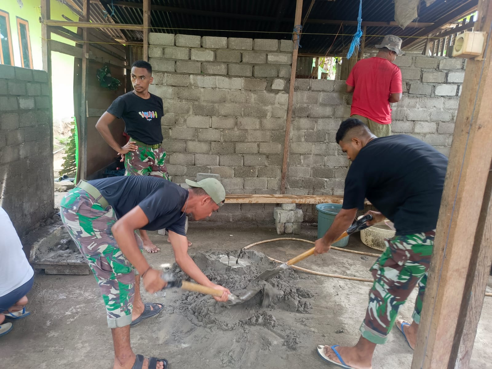 Personel Satgas TMMD Ke-127 Kodim 1514/Morotai Laksanakan Penyusunan Batu Bata RTLH di Desa Mandiri Personel Satgas TMMD Ke-127 Kodim 1514/Morotai Laksanakan Penyusunan Batu Bata RTLH di Desa Mandiri