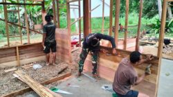 Penuh Ketelitian, Satgas TMMD Pasang Dinding RTLH