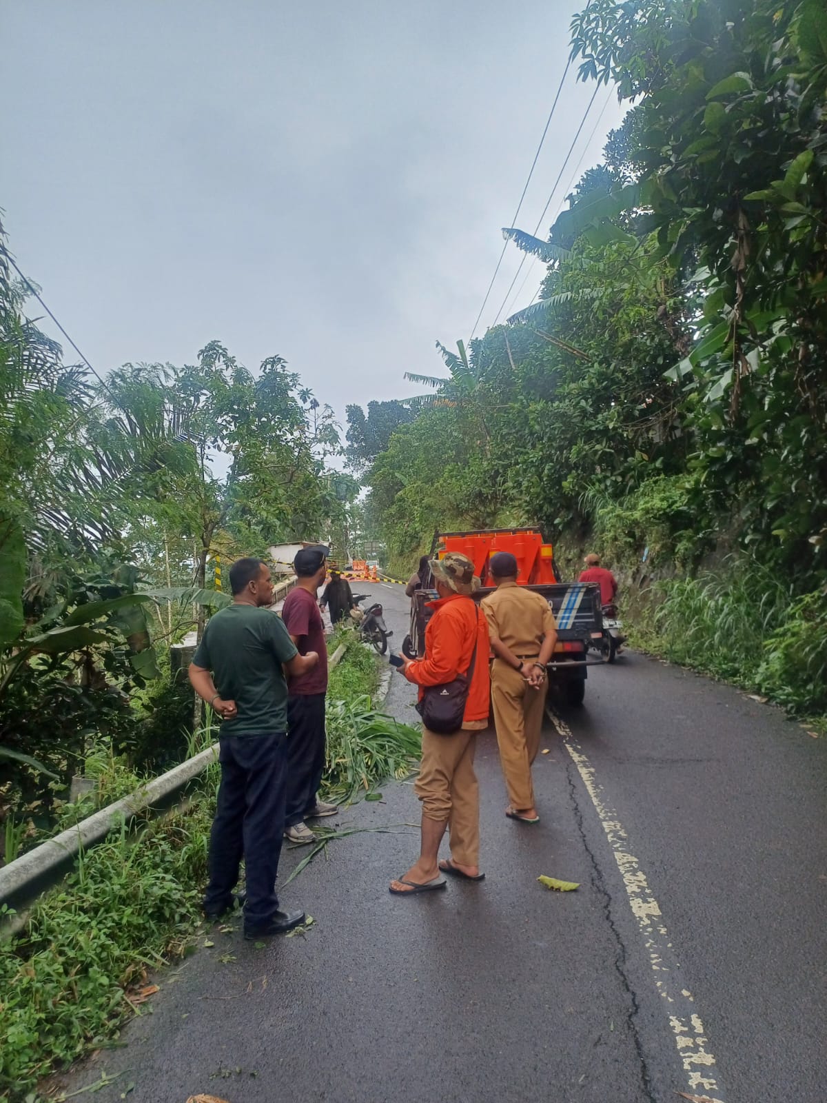 Sigap Tangani Dampak Longsor, Dishub Probolinggo Tutup Akses Rawan di Kedungkokap Sigap Tangani Dampak Longsor, Dishub Probolinggo Tutup Akses Rawan di Kedungkokap