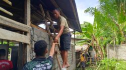 Personel TMMD Ke-127 Kodim 1514/Morotai Kerjakan Plester Dinding dan Pasang Triplek RTLH di Desa Mandiri