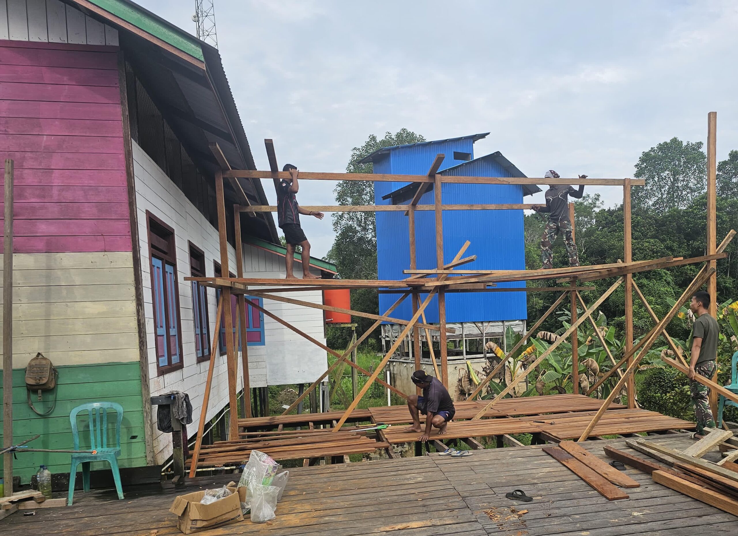 Tak Kenal Lelah di Bulan Ramadhan, Satgas TMMD dan Warga Gotong Royong Bangun MCK