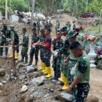 Pulihkan Akses Warga, TNI AD Bangun Jembatan Gantung Perintis Garuda di Padang
