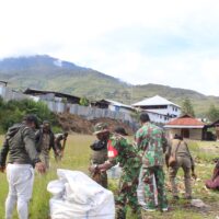 Karya Bakti Gabungan TNI-Polri dan Pemda: Pembersihan Sampah di Pasar Mama-Mama (Nagalomuni) Mulia Kota