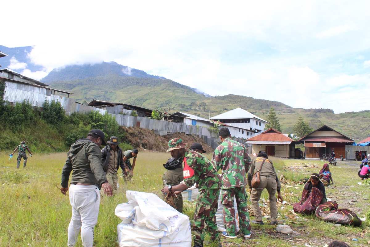 Karya Bakti Gabungan TNI-Polri dan Pemda: Pembersihan Sampah di Pasar Mama-Mama (Nagalomuni) Mulia Kota Karya Bakti Gabungan TNI-Polri dan Pemda: Pembersihan Sampah di Pasar Mama-Mama (Nagalomuni) Mulia Kota