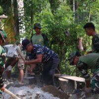 Gotong Royong TNI dan Warga Pacu Pembangunan Jembatan Perintis Garuda di Pesisir Selatan