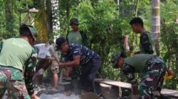 Gotong Royong TNI dan Warga Pacu Pembangunan Jembatan Perintis Garuda di Pesisir Selatan