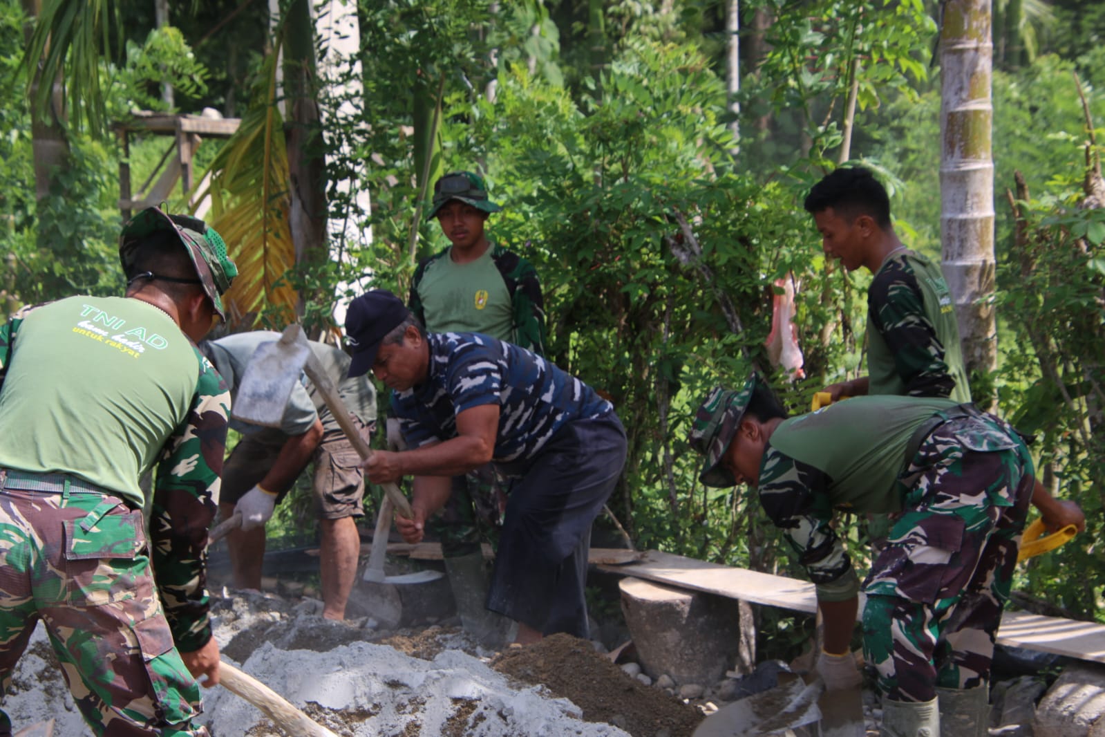 Gotong Royong TNI dan Warga Pacu Pembangunan Jembatan Perintis Garuda di Pesisir Selatan Gotong Royong TNI dan Warga Pacu Pembangunan Jembatan Perintis Garuda di Pesisir Selatan