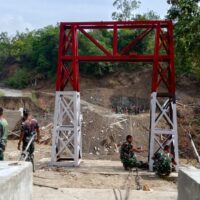 TNI AD Kebut Pembangunan Jembatan Gantung Kalaili, Progres 48 Persen